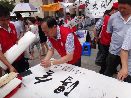 天上暴雨连绵，人间大爱传递