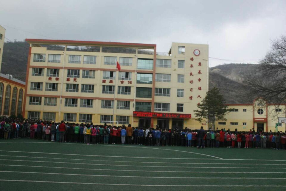 延安市红十字会为志丹县捐赠200个安全书包