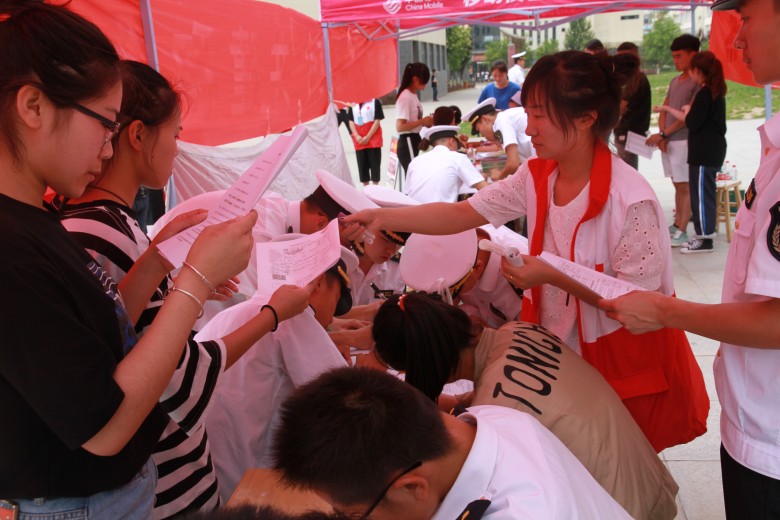 延安市红十字会举行大型“世界献血日”宣传及造血干细胞血样采集活动