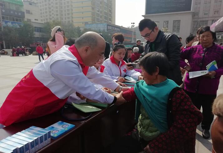 志丹县红十字会进行健康扶贫大型宣传、义诊活动