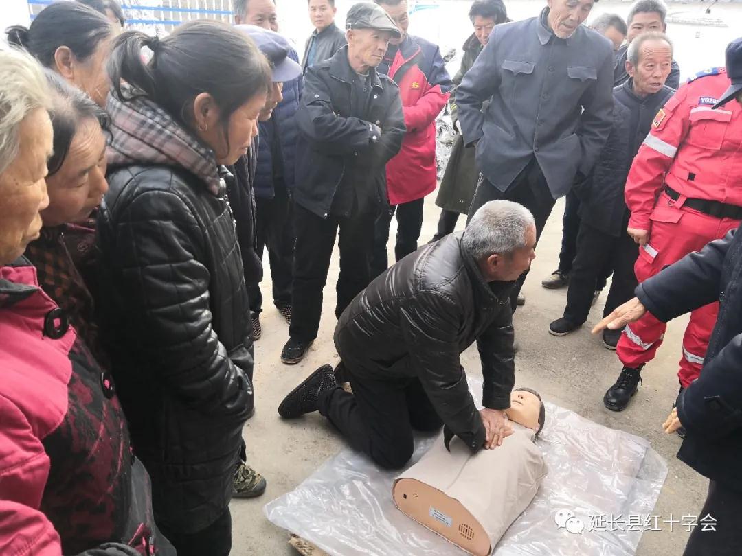 延长县红十字会开展送温暖送健康送技术系列活动