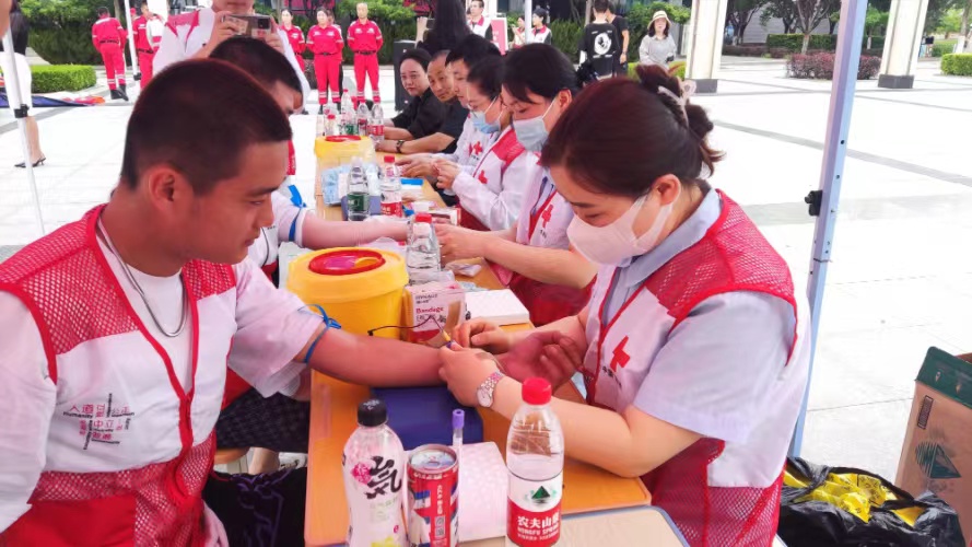 延安市红十字会联合延安职业技术学院在延安职业技术学院中心广场举行了“造血干细胞血样采集活动”及“应急救护培训演练”